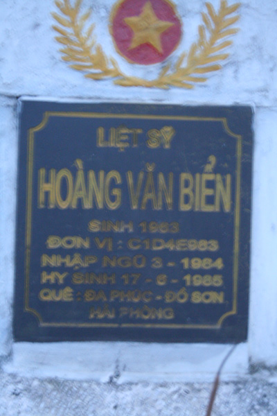 Bia mộ Liệt sĩ Hoàng Văn Hoa